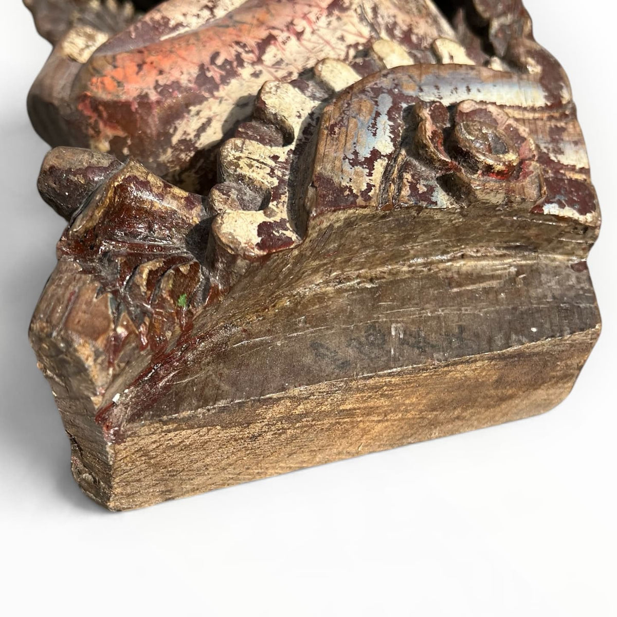 Détail de bois sculpté ancien polychrome aux poissons et coquilles Saint-Jacques