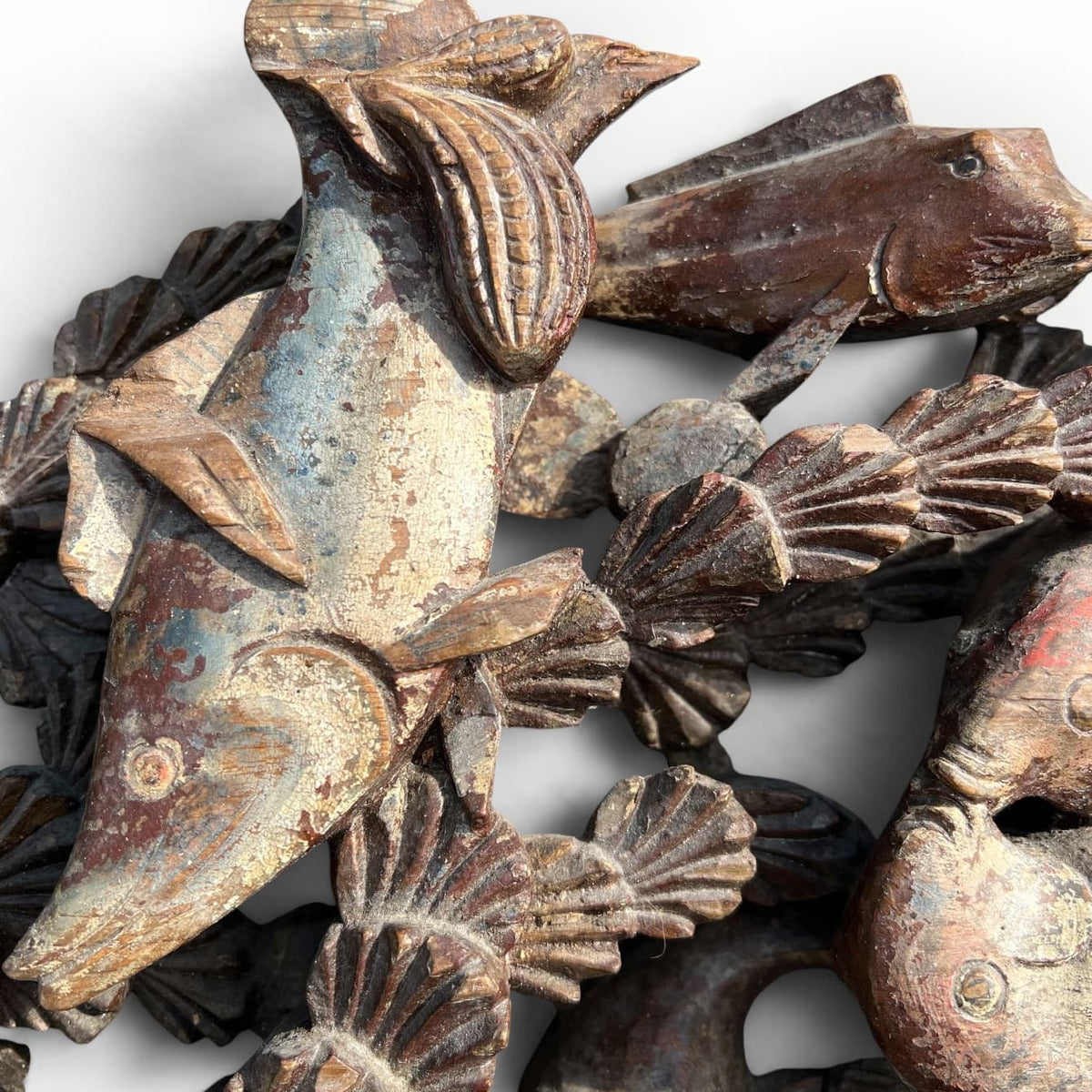 Détail de bois sculpté ancien polychrome aux poissons et coquilles Saint-Jacques