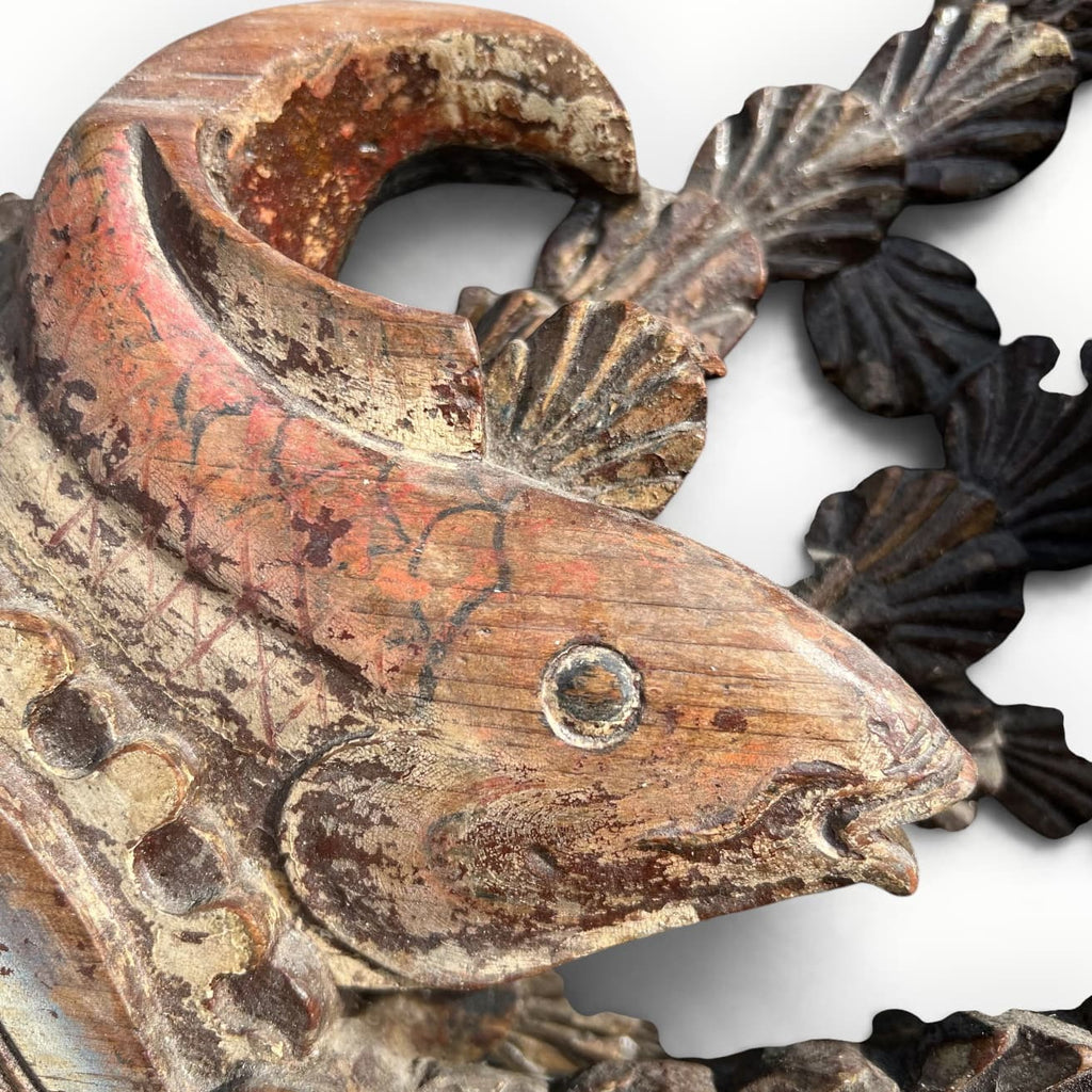 Détail de bois sculpté ancien polychrome aux poissons et coquilles Saint-Jacques
