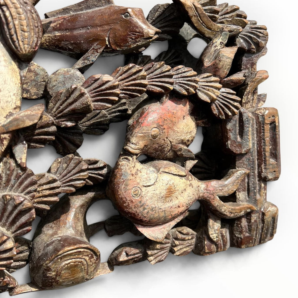 Détail de bois sculpté ancien polychrome aux poissons et coquilles Saint-Jacques