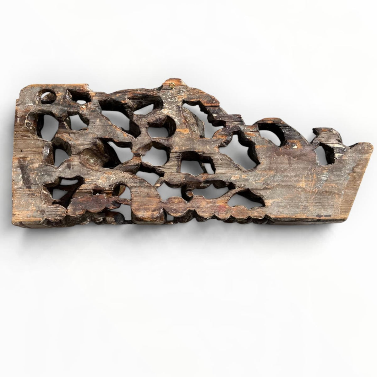 Détail de bois sculpté ancien polychrome aux poissons et coquilles Saint-Jacques