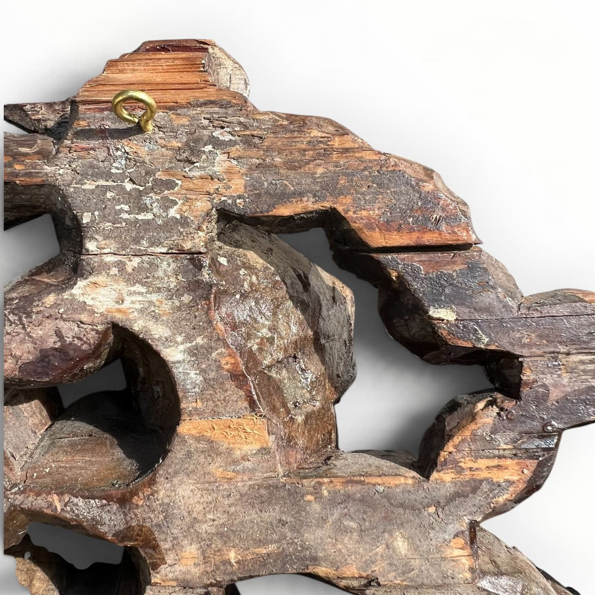 Détail de bois sculpté ancien polychrome aux poissons et coquilles Saint-Jacques