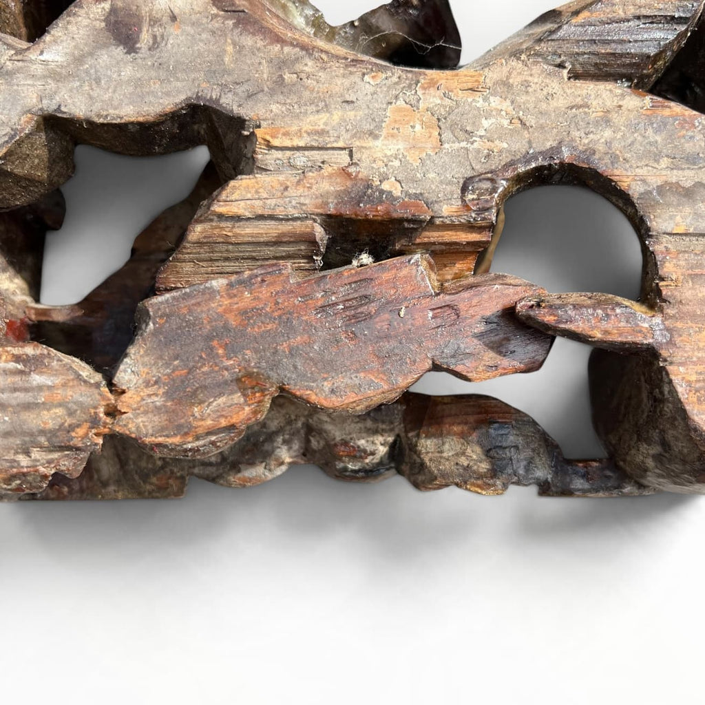 Détail de bois sculpté ancien polychrome aux poissons et coquilles Saint-Jacques