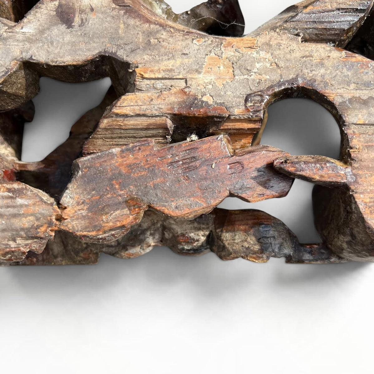 Détail de bois sculpté ancien polychrome aux poissons et coquilles Saint-Jacques
