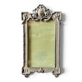 Petit cadre photo ancien en métal argenté avec fronton sculpté style Louis XVI 11 x 5,8 cm