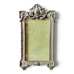 Petit cadre photo ancien en métal argenté avec fronton sculpté style Louis XVI 11 x 5,8 cm