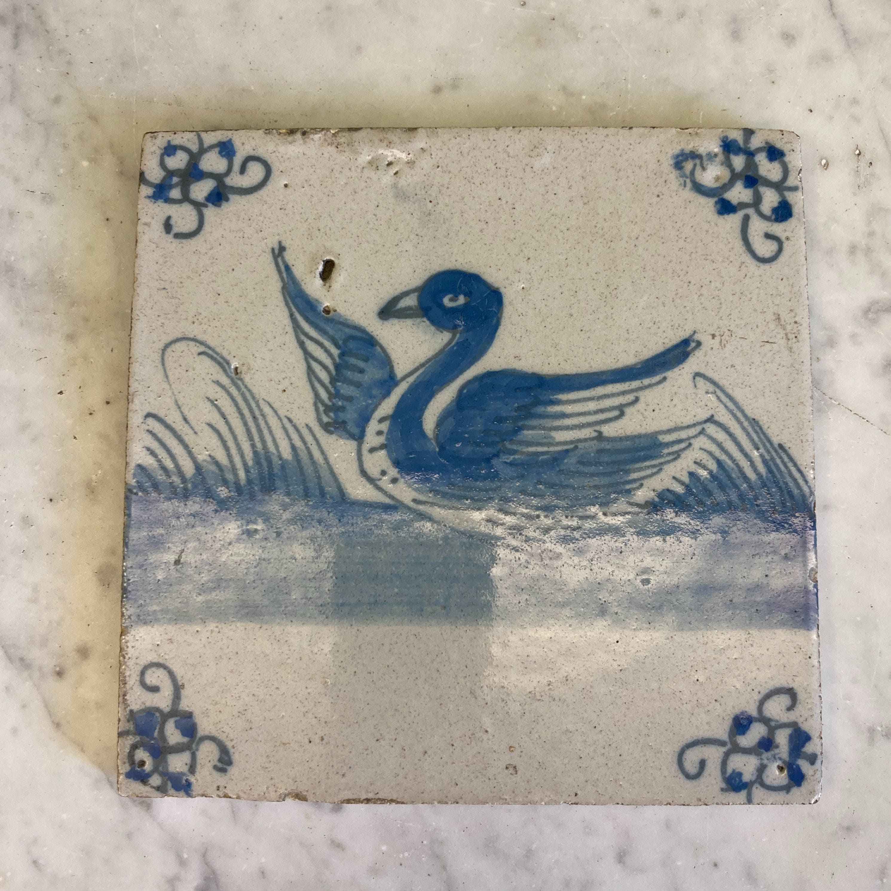 ancien carreau en faïence de Delft à décor d' un cygne en camaieu de bleu