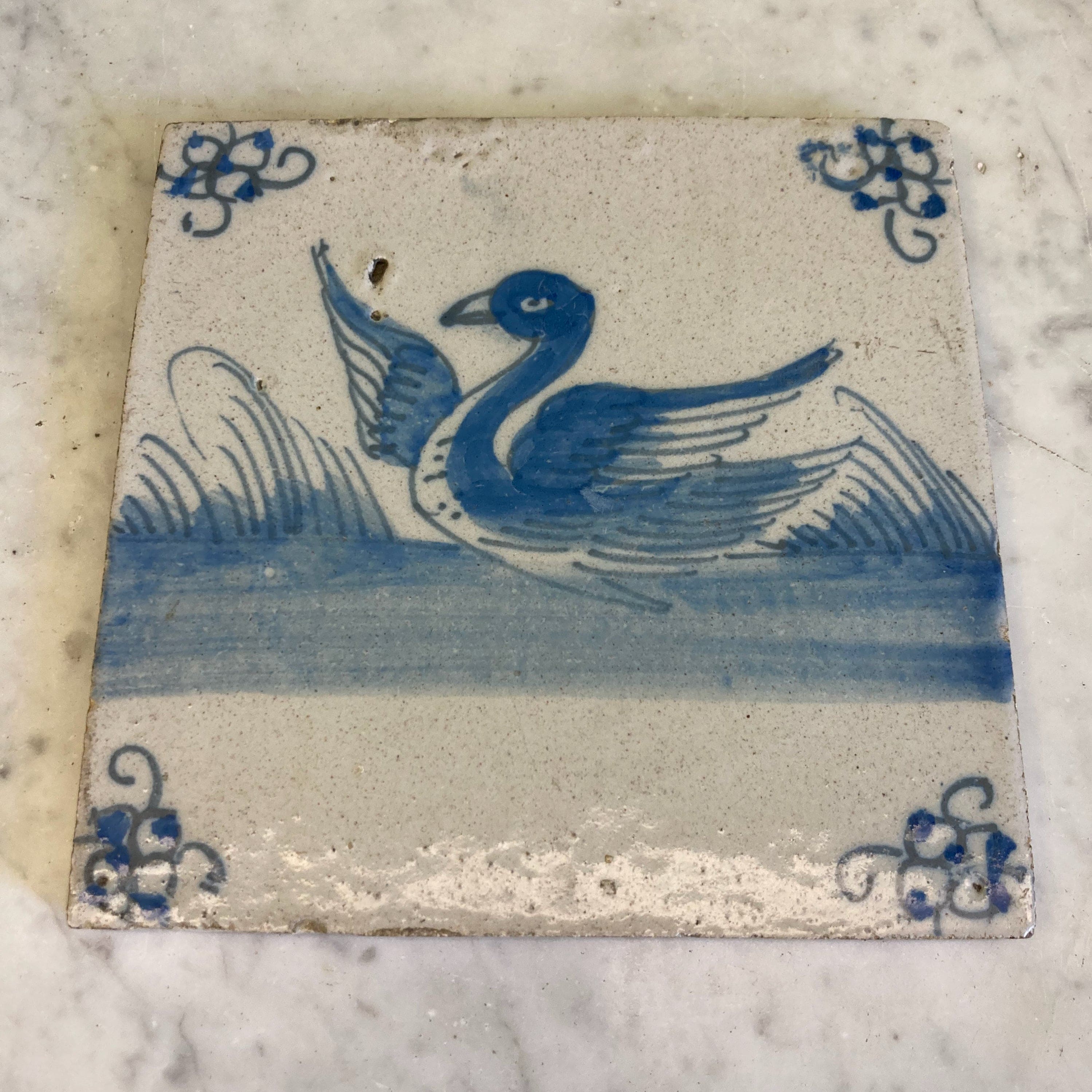 ancien carreau en faïence de Delft à décor d' un cygne en camaieu de bleu