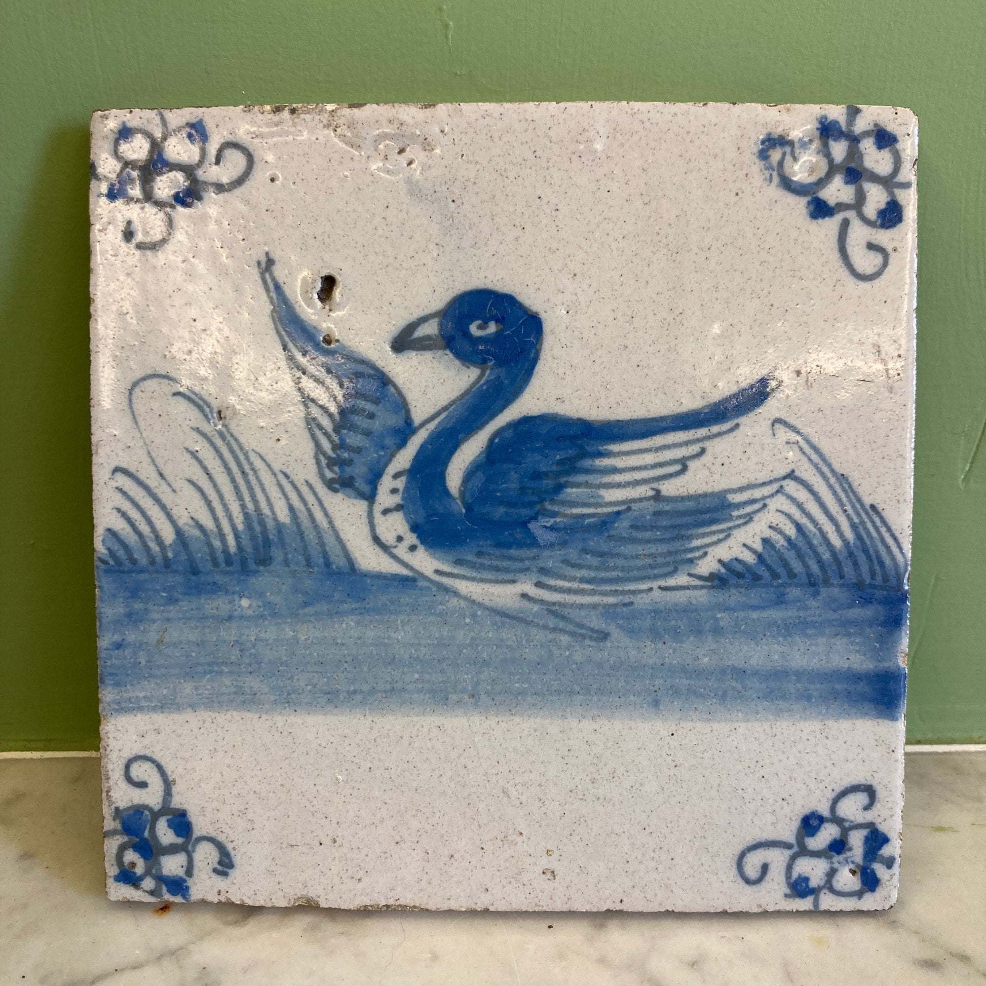 ancien carreau en faïence de Delft à décor d' un cygne en camaieu de bleu