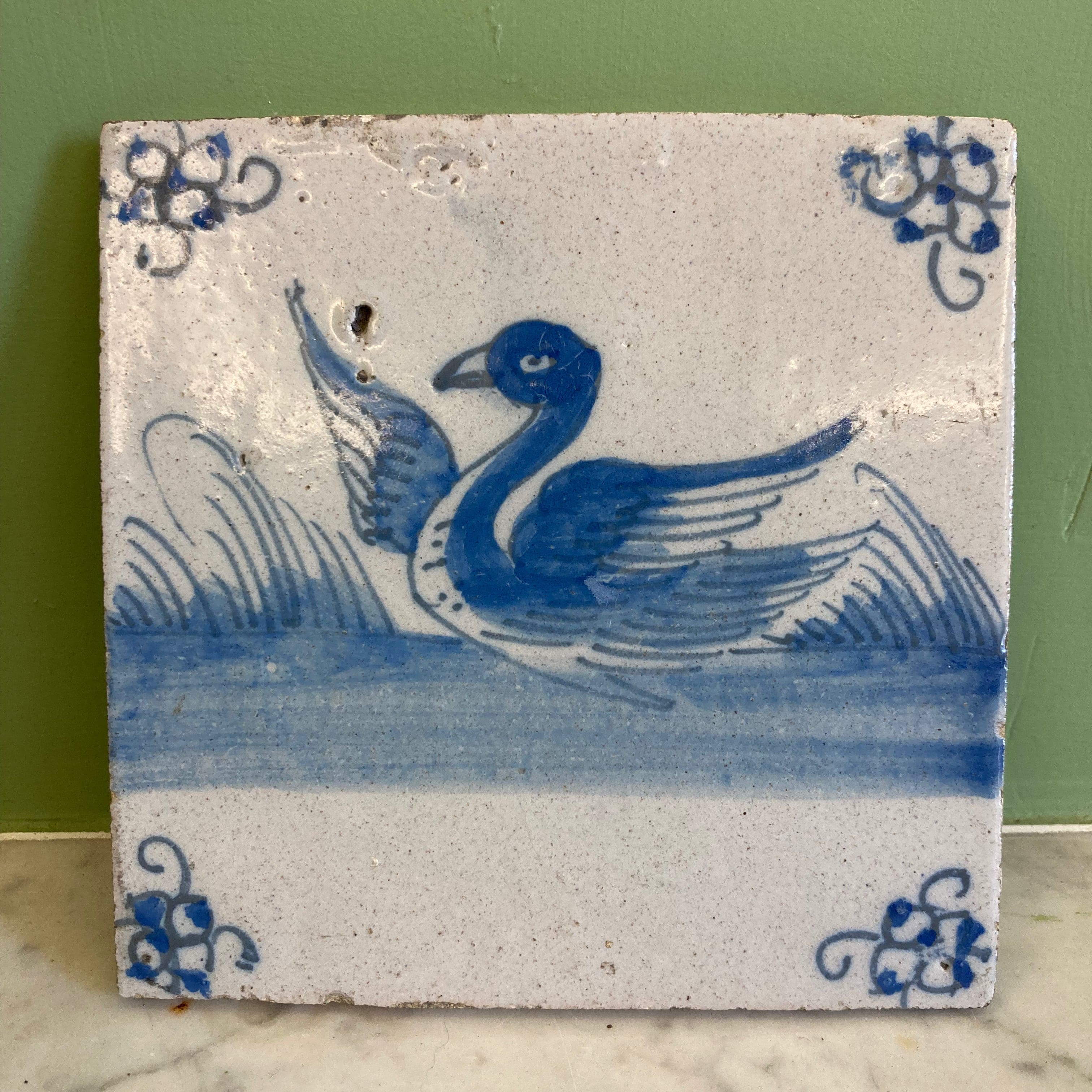 ancien carreau en faïence de Delft à décor d' un cygne en camaieu de bleu