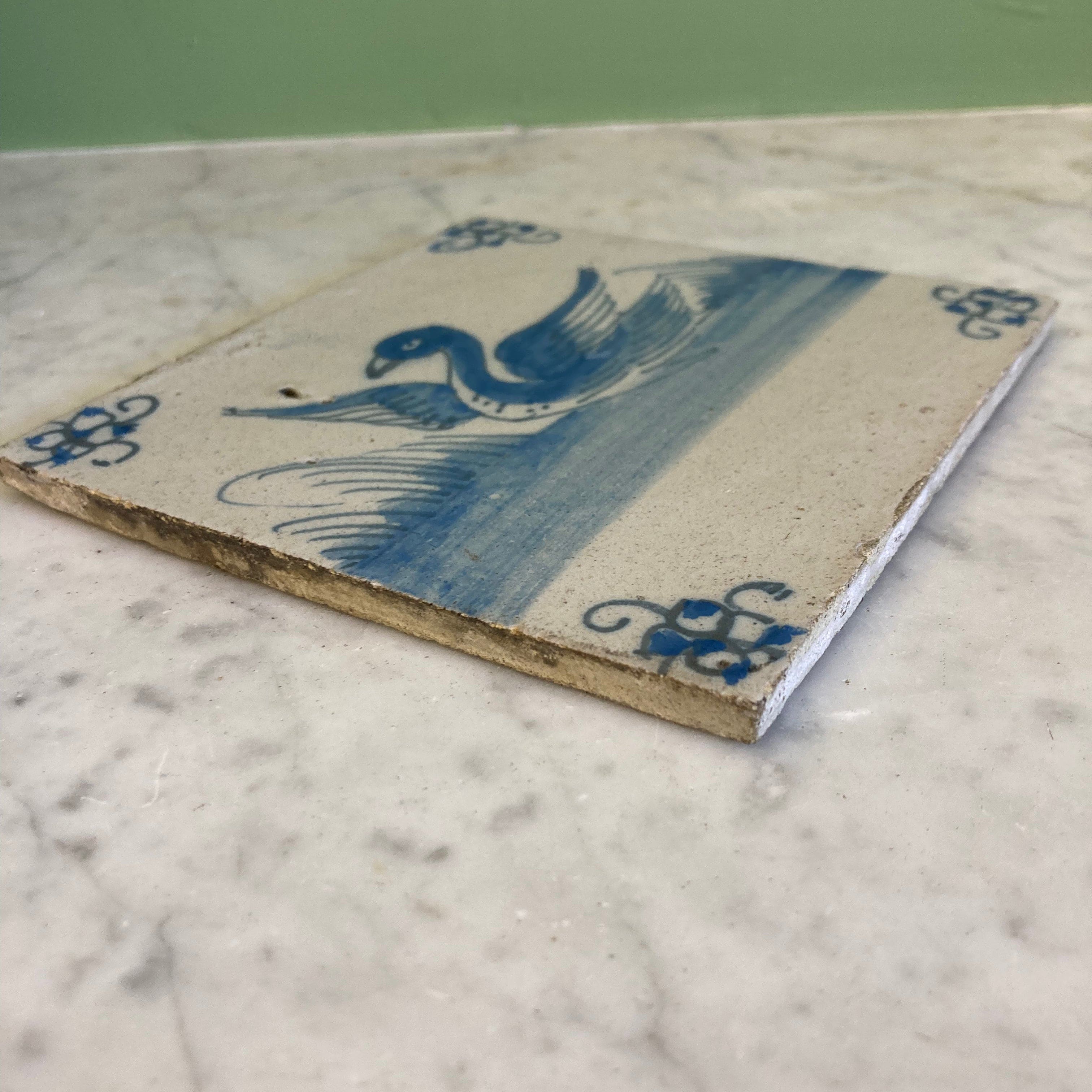 ancien carreau en faïence de Delft à décor d' un cygne en camaieu de bleu