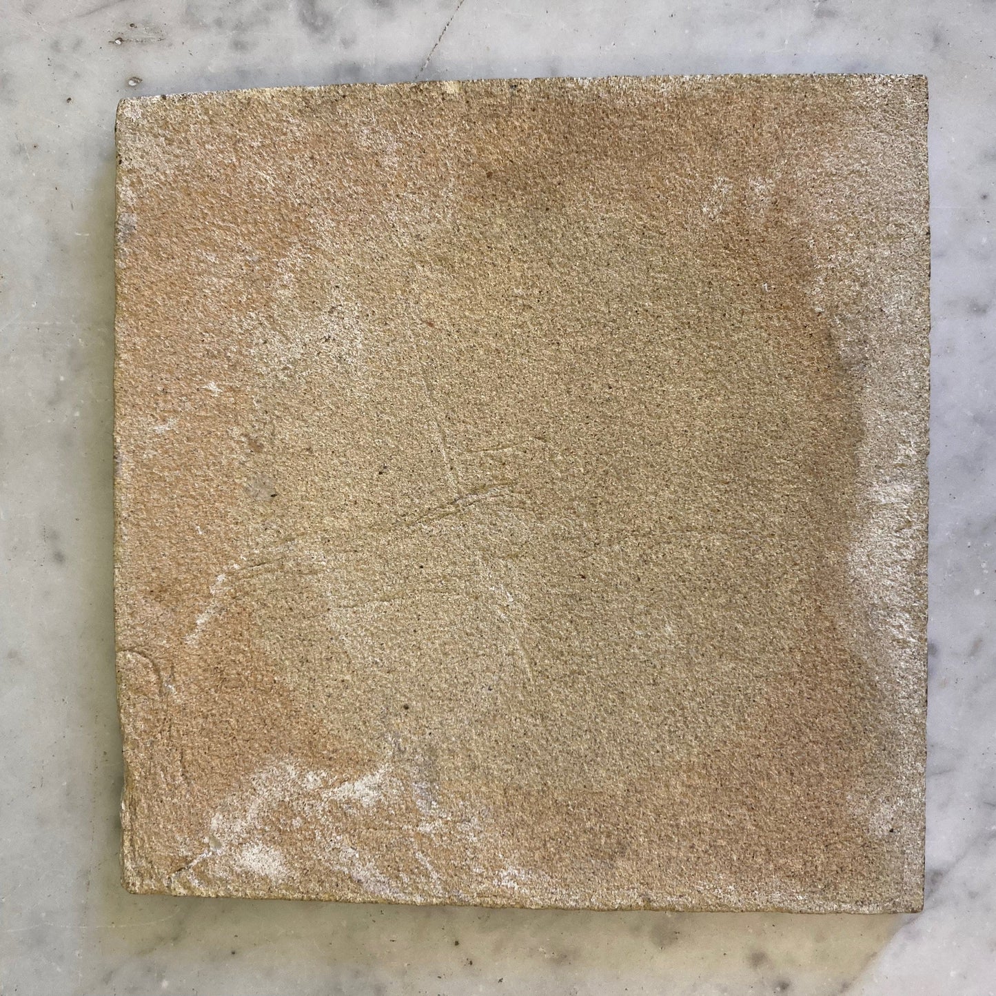 ancien carreau en faïence de Delft à décor d' un cygne en camaieu de bleu