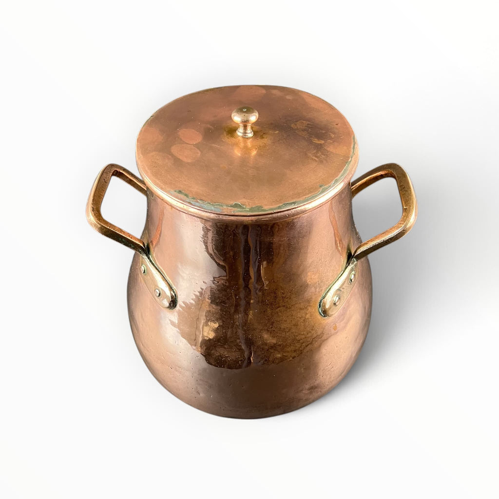 Marmite à bouillon ancienne en cuivre martelé circa 1800 avec couvercle et poignées en laiton, pièce de dinanderie d'art populaire.
