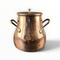 Marmite à bouillon ancienne en cuivre martelé circa 1800 avec couvercle et poignées en laiton, pièce de dinanderie d'art populaire.