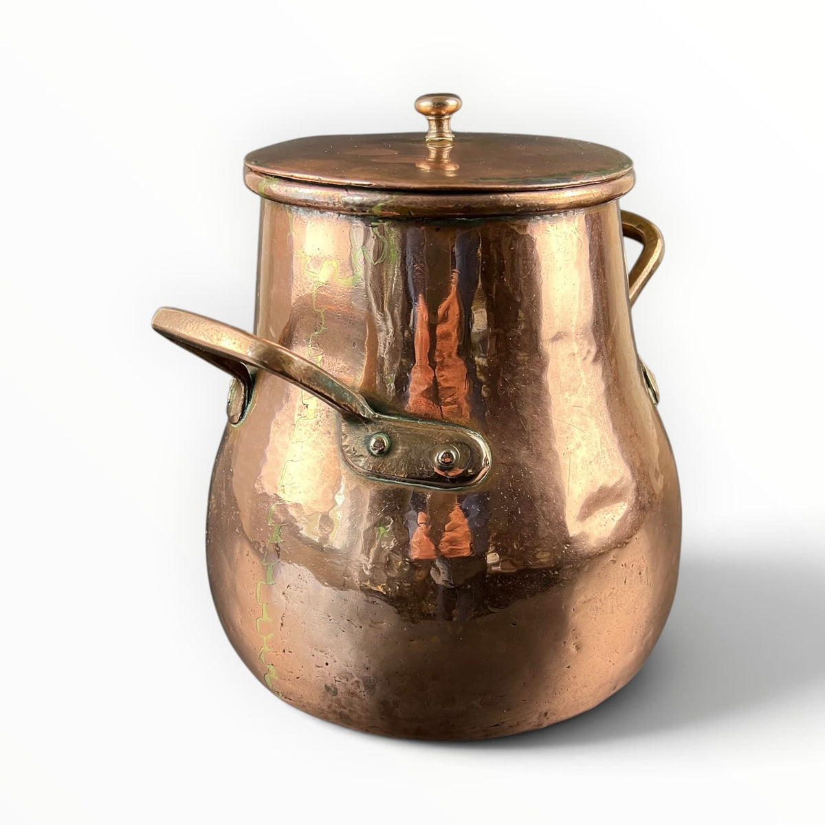 Marmite à bouillon ancienne en cuivre martelé circa 1800 avec couvercle et poignées en laiton, pièce de dinanderie d'art populaire.