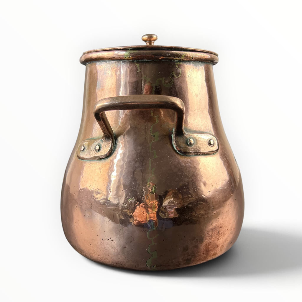 Marmite à bouillon ancienne en cuivre martelé circa 1800 avec couvercle et poignées en laiton, pièce de dinanderie d'art populaire.