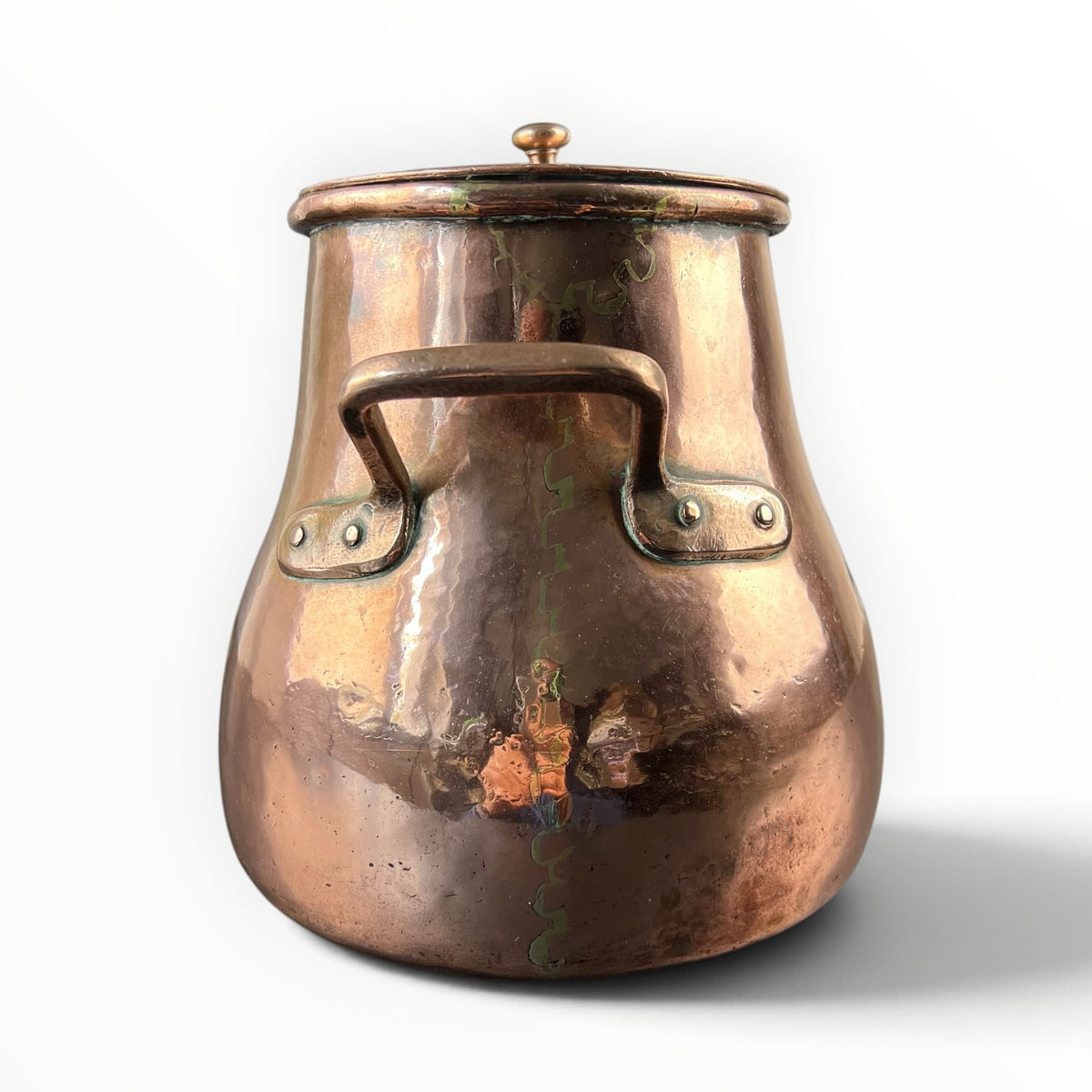 Marmite à bouillon ancienne en cuivre martelé circa 1800 avec couvercle et poignées en laiton, pièce de dinanderie d'art populaire.
