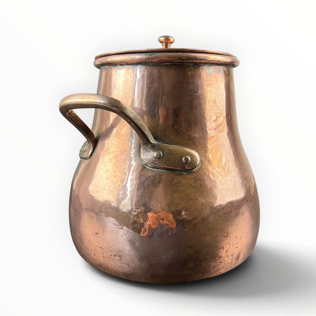 Marmite à bouillon ancienne en cuivre martelé circa 1800 avec couvercle et poignées en laiton, pièce de dinanderie d'art populaire.