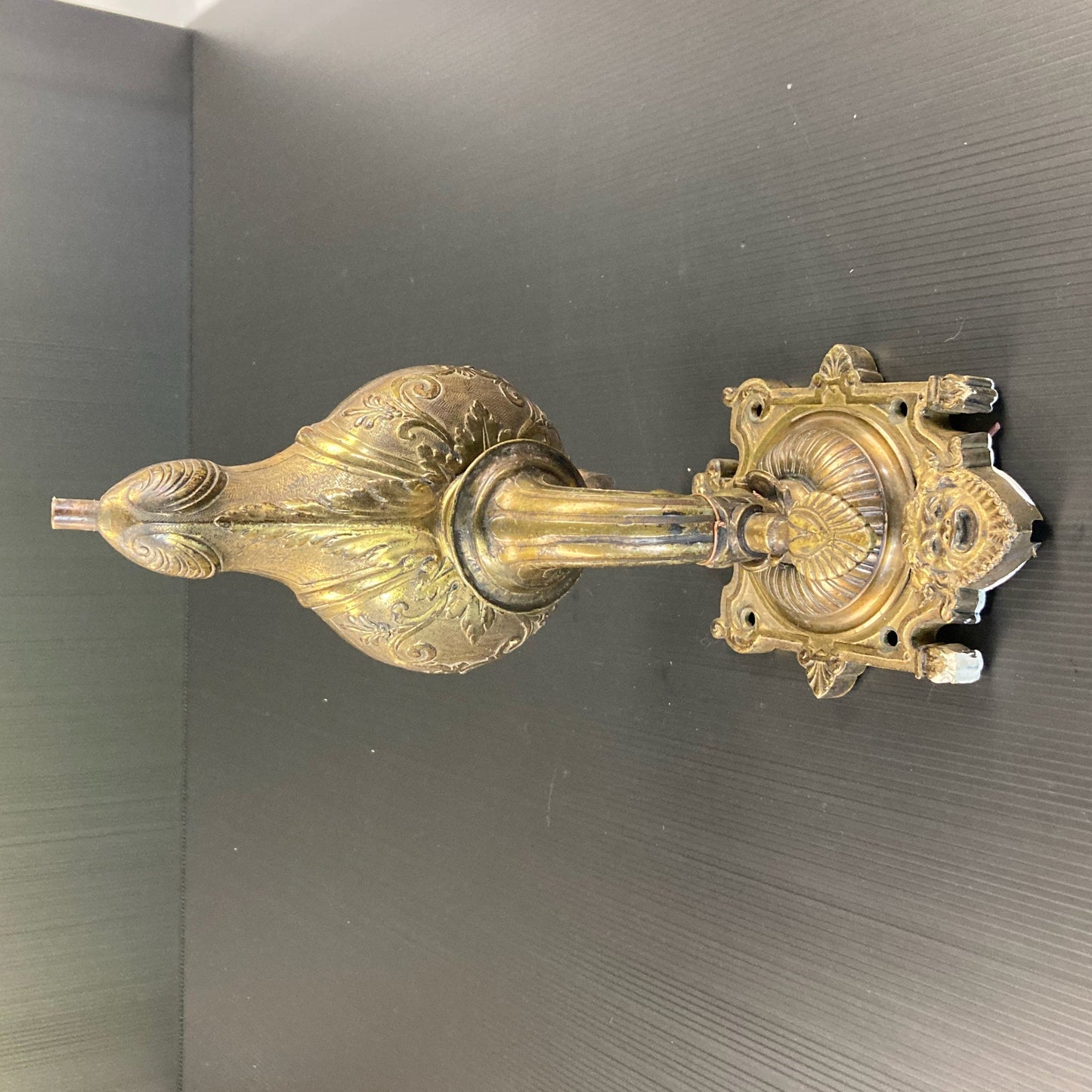 Antique bronze wall light in the shape of an antique oil lamp