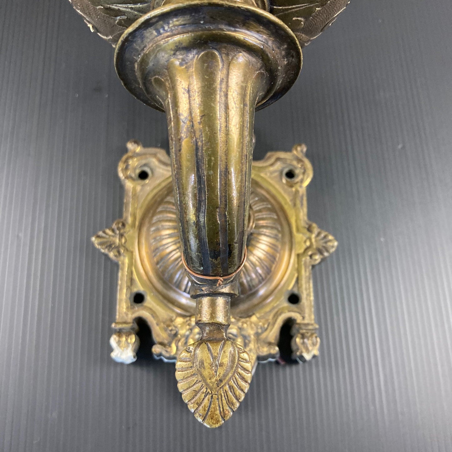 Antique bronze wall light in the shape of an antique oil lamp