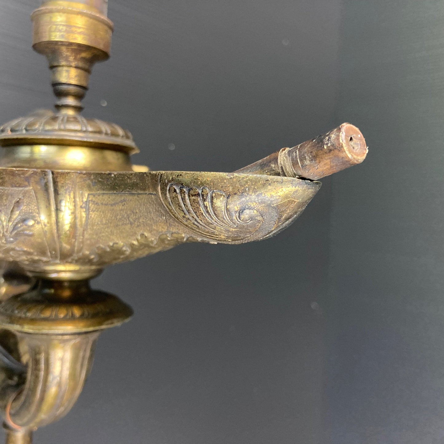 Antique bronze wall light in the shape of an antique oil lamp