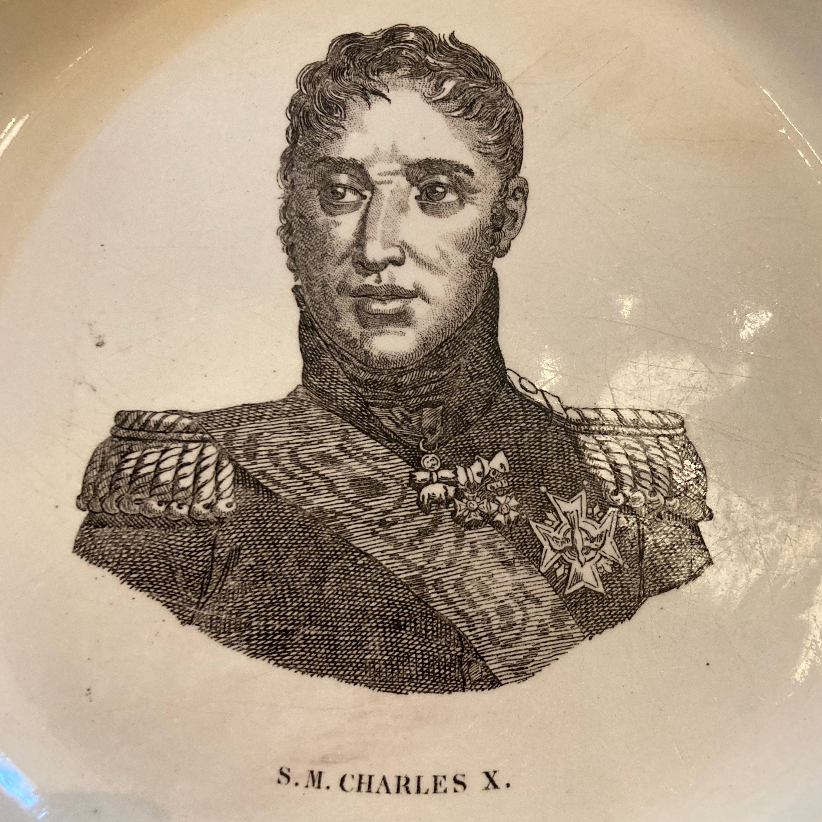 Assiette de la Manufacture de Montereau représentant Charles X