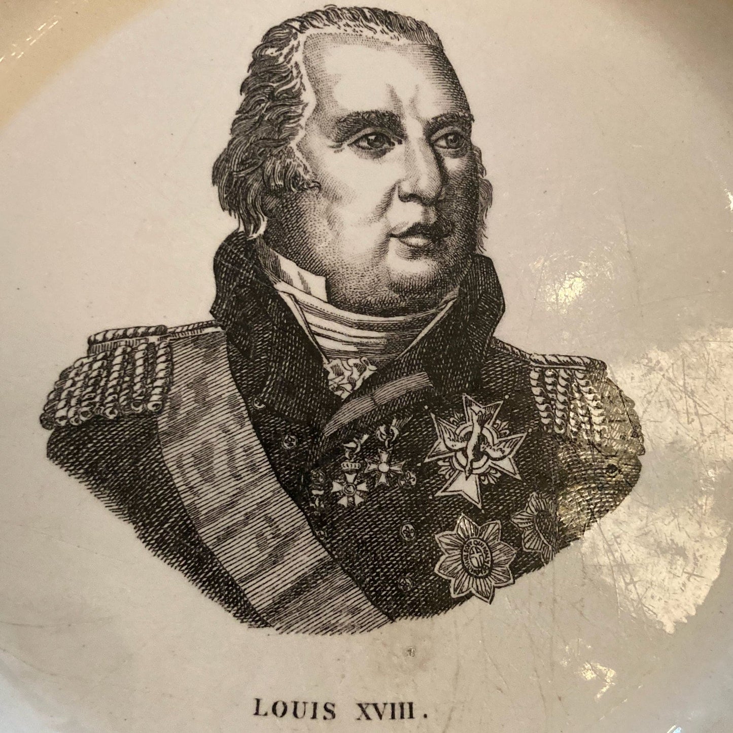 Assiette de la manufacture de Montereau représentant le Roi Louis XVIII
