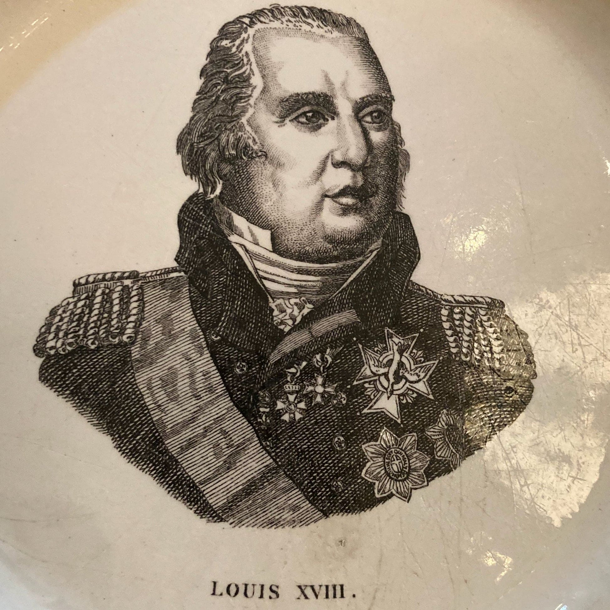 Assiette de la manufacture de Montereau représentant le Roi Louis XVIII