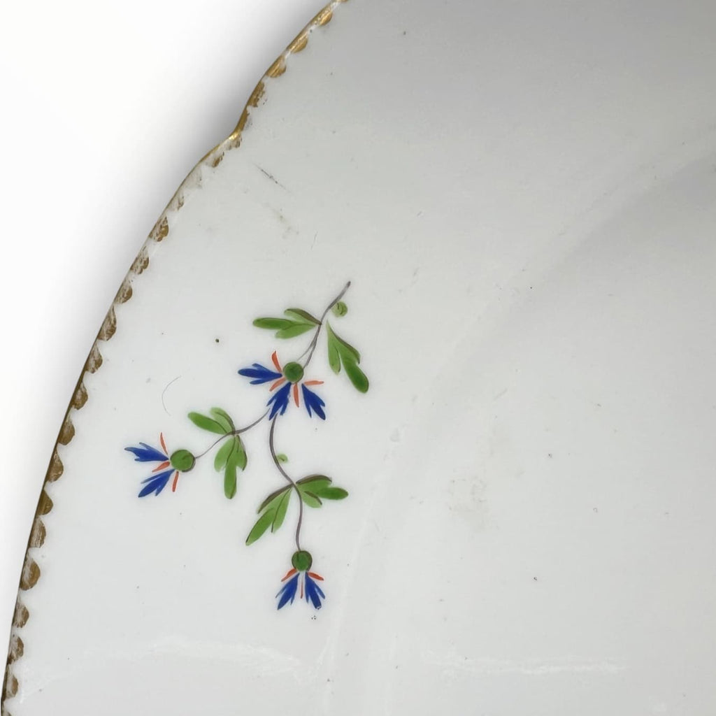 Détail de : Assiette en porcelaine de Bordeaux XVIIIe siècle. Décor aux barbeaux.