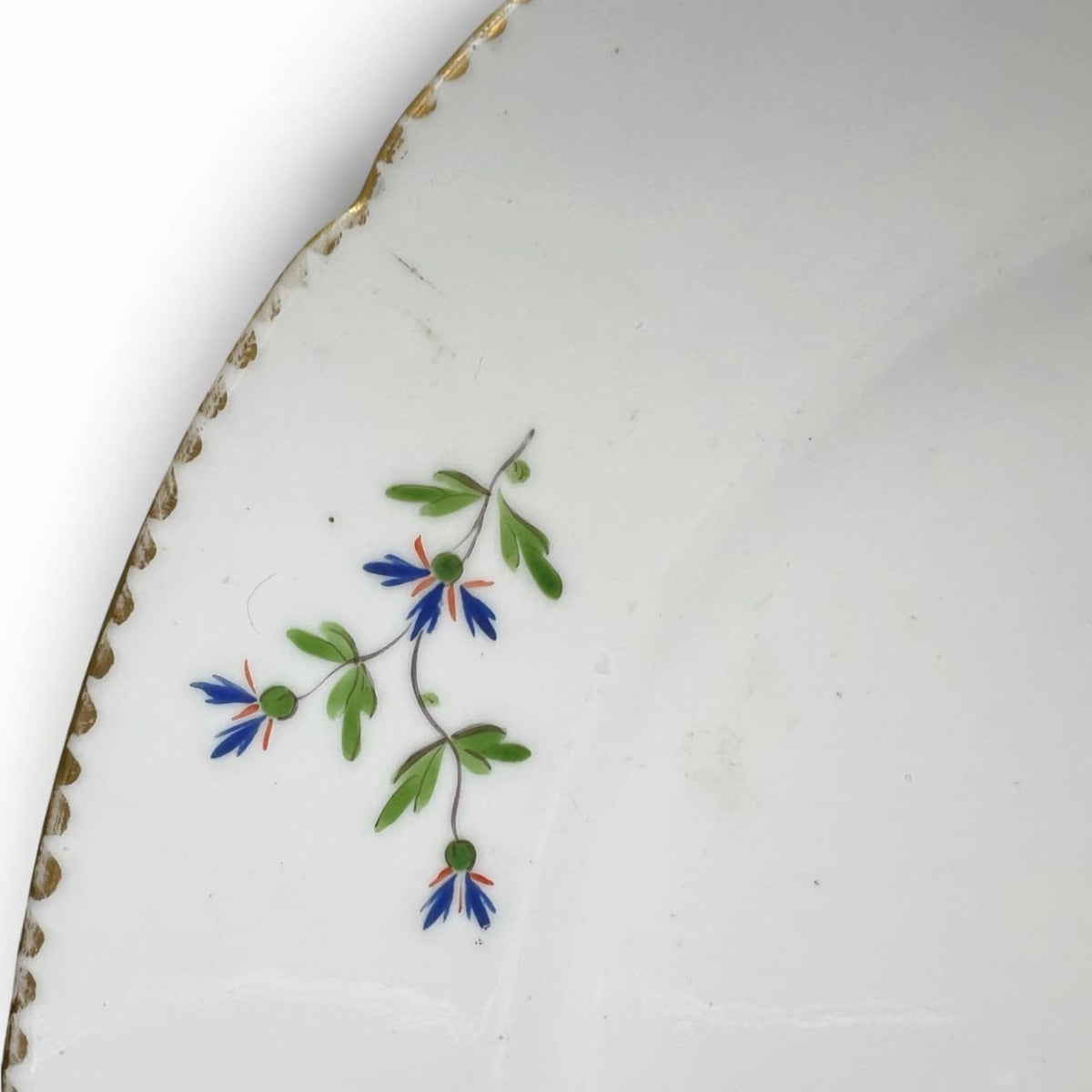 Détail de : Assiette en porcelaine de Bordeaux XVIIIe siècle. Décor aux barbeaux.