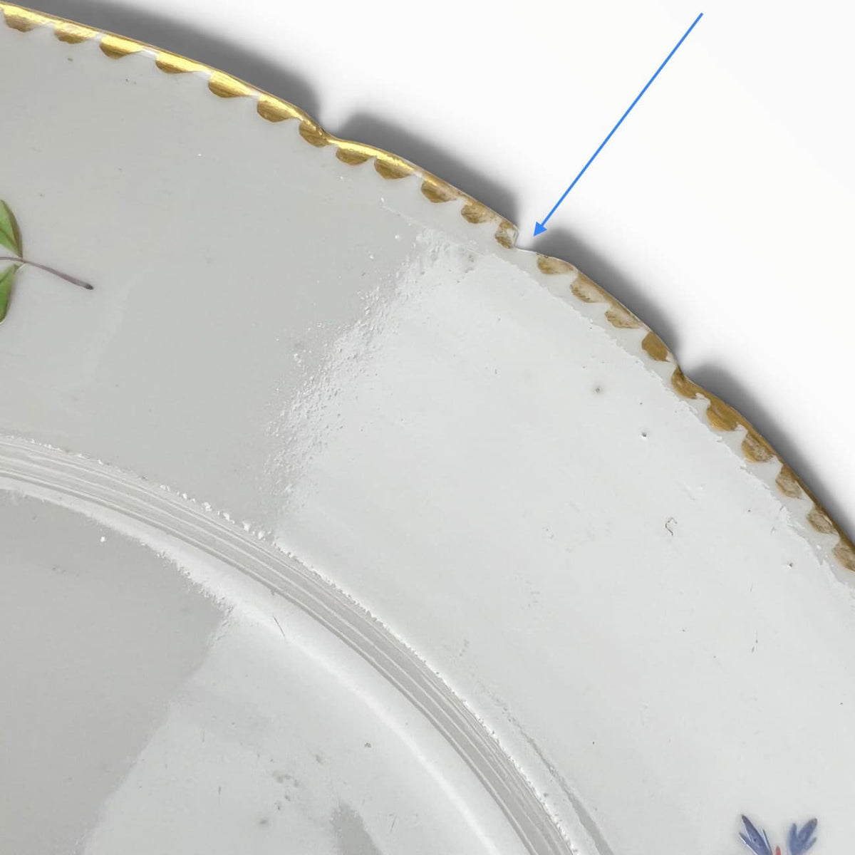 Détail de : Assiette en porcelaine de Bordeaux XVIIIe siècle. Décor aux barbeaux.