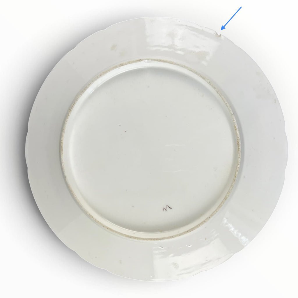 Détail de : Assiette en porcelaine de Bordeaux XVIIIe siècle. Décor aux barbeaux.