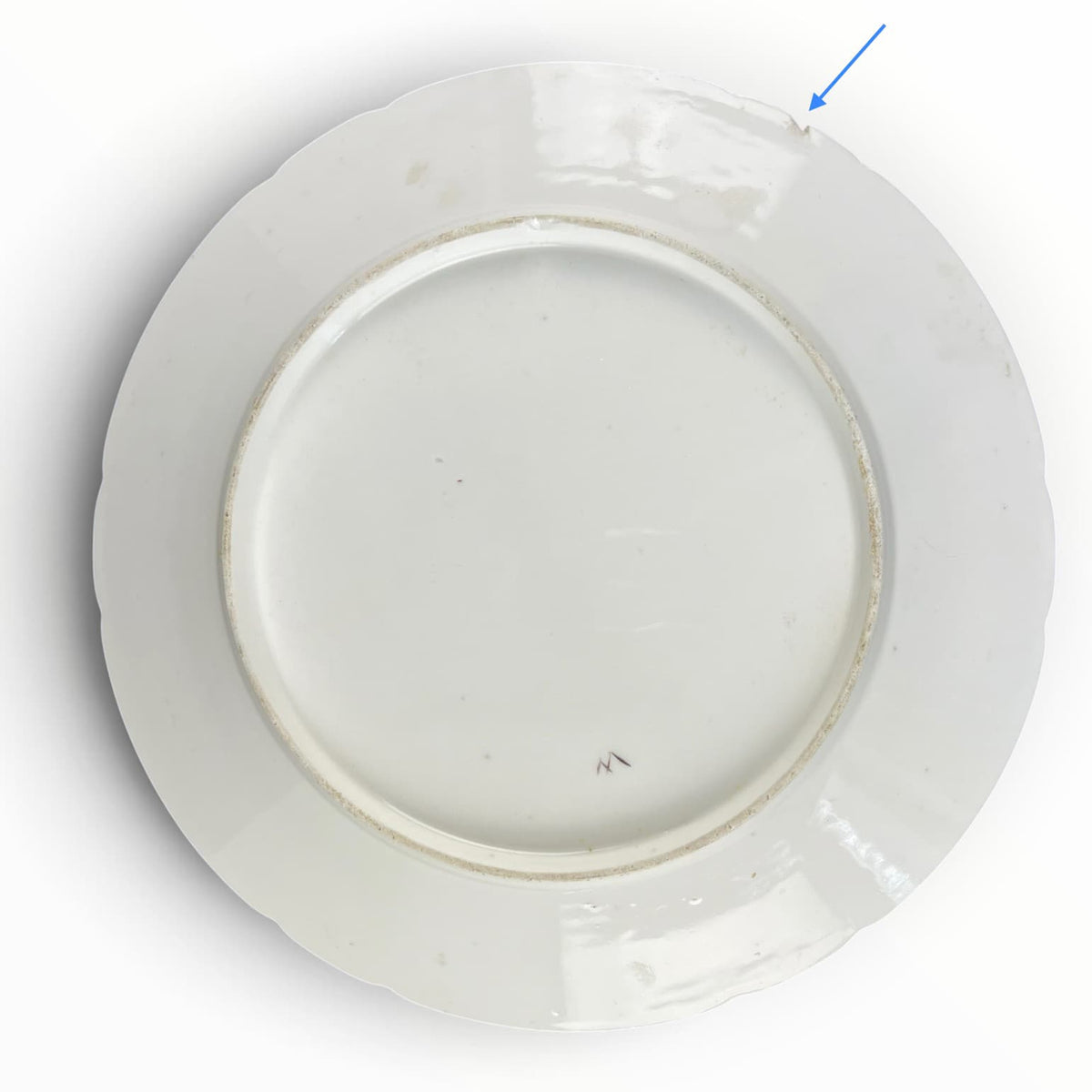 Détail de : Assiette en porcelaine de Bordeaux XVIIIe siècle. Décor aux barbeaux.