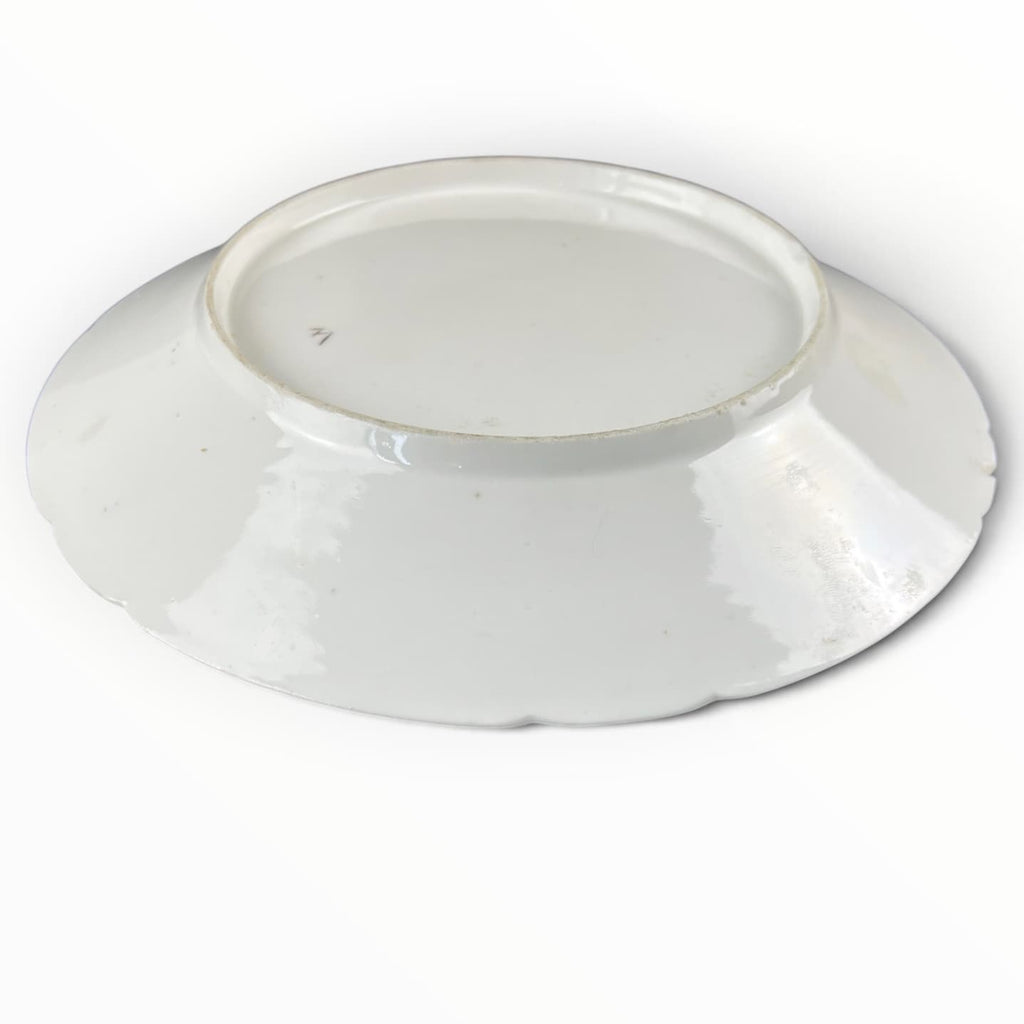 Détail de : Assiette en porcelaine de Bordeaux XVIIIe siècle. Décor aux barbeaux.