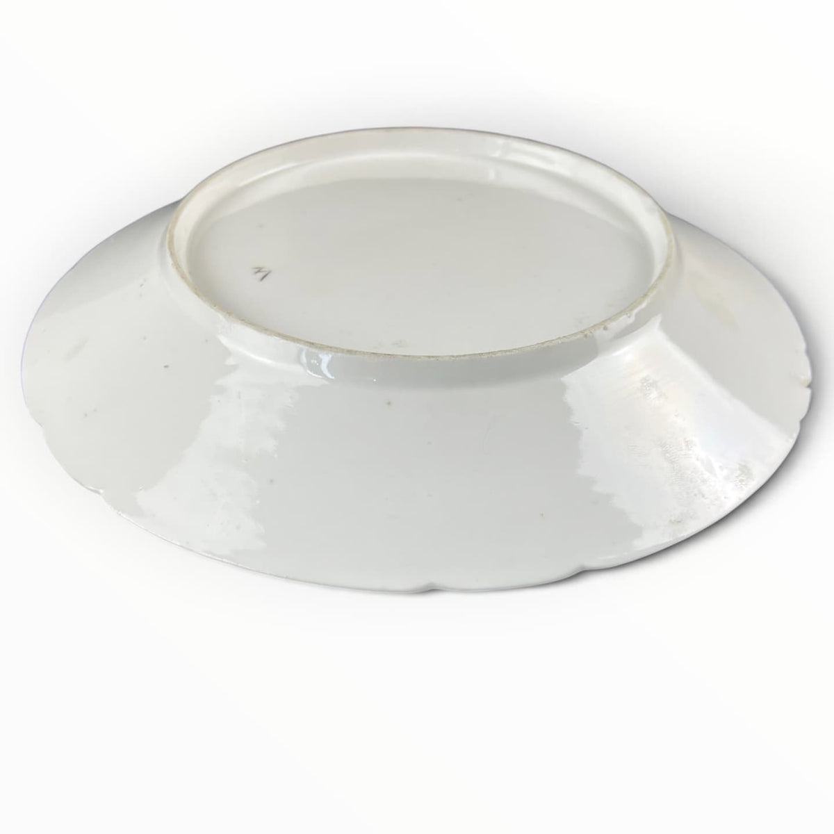 Détail de : Assiette en porcelaine de Bordeaux XVIIIe siècle. Décor aux barbeaux.