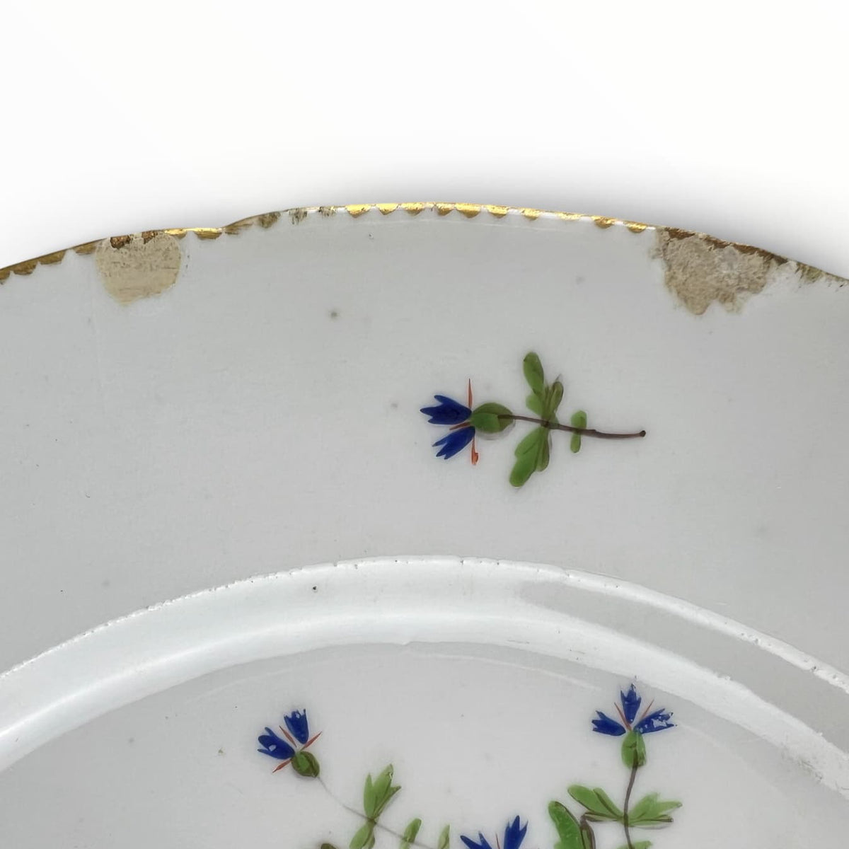 Deux éclats de surface anciennement restaurés
