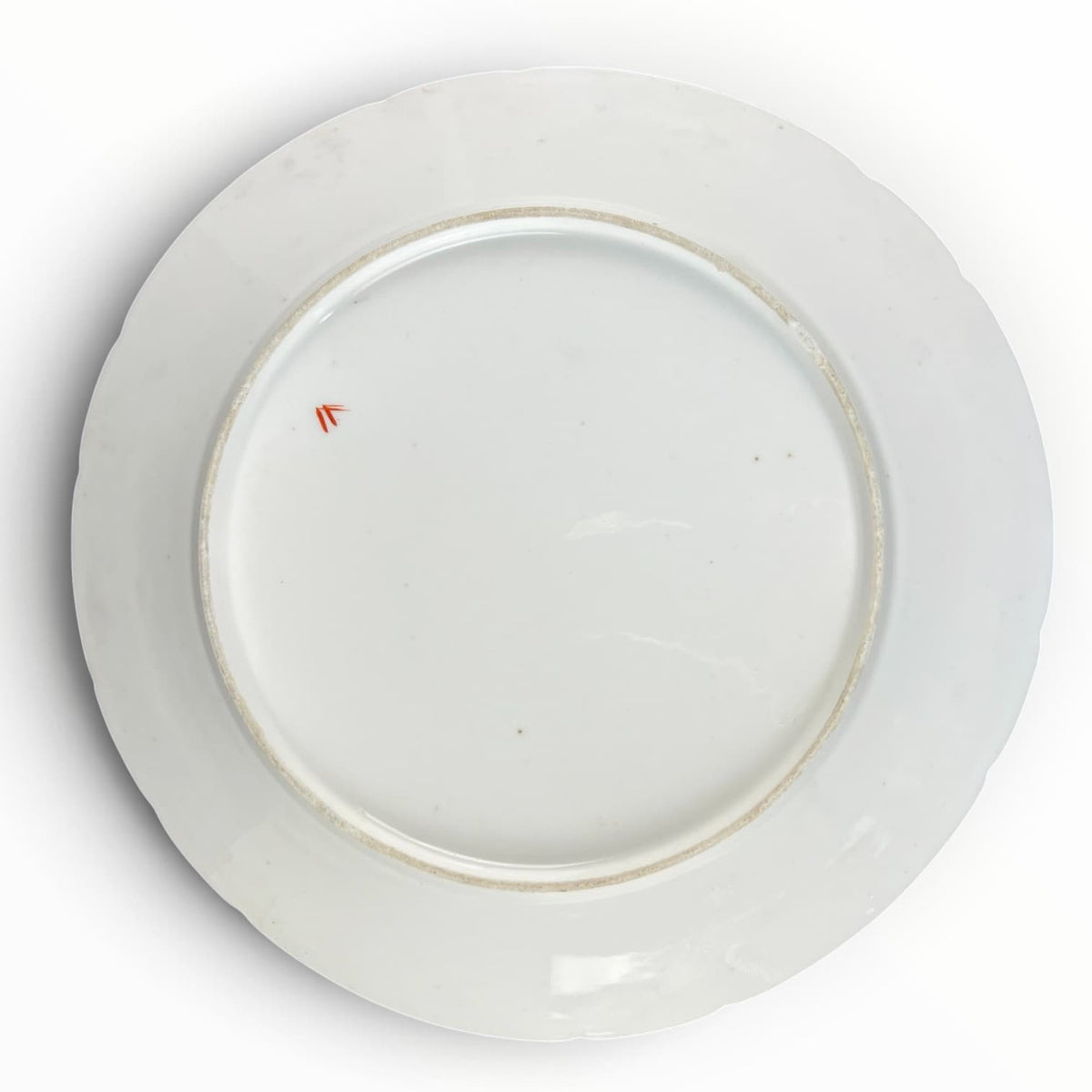 Signature au 2 V de : Ancienne assiette en porcelaine de Bordeaux XVIIIe siècle. Décor aux barbeaux.