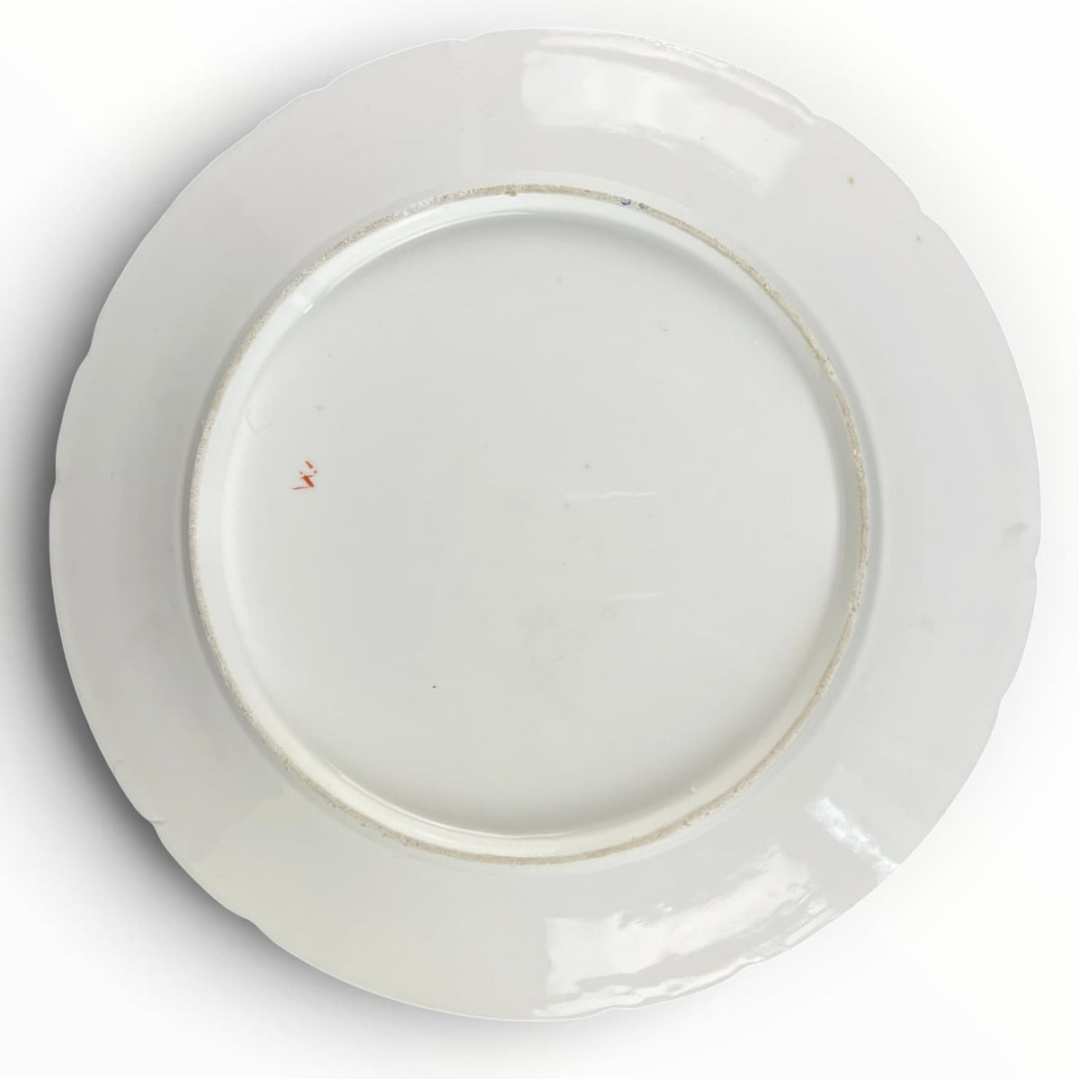 Dos de Assiette plate en porcelaine de Bordeaux à décor aux barbeaux.