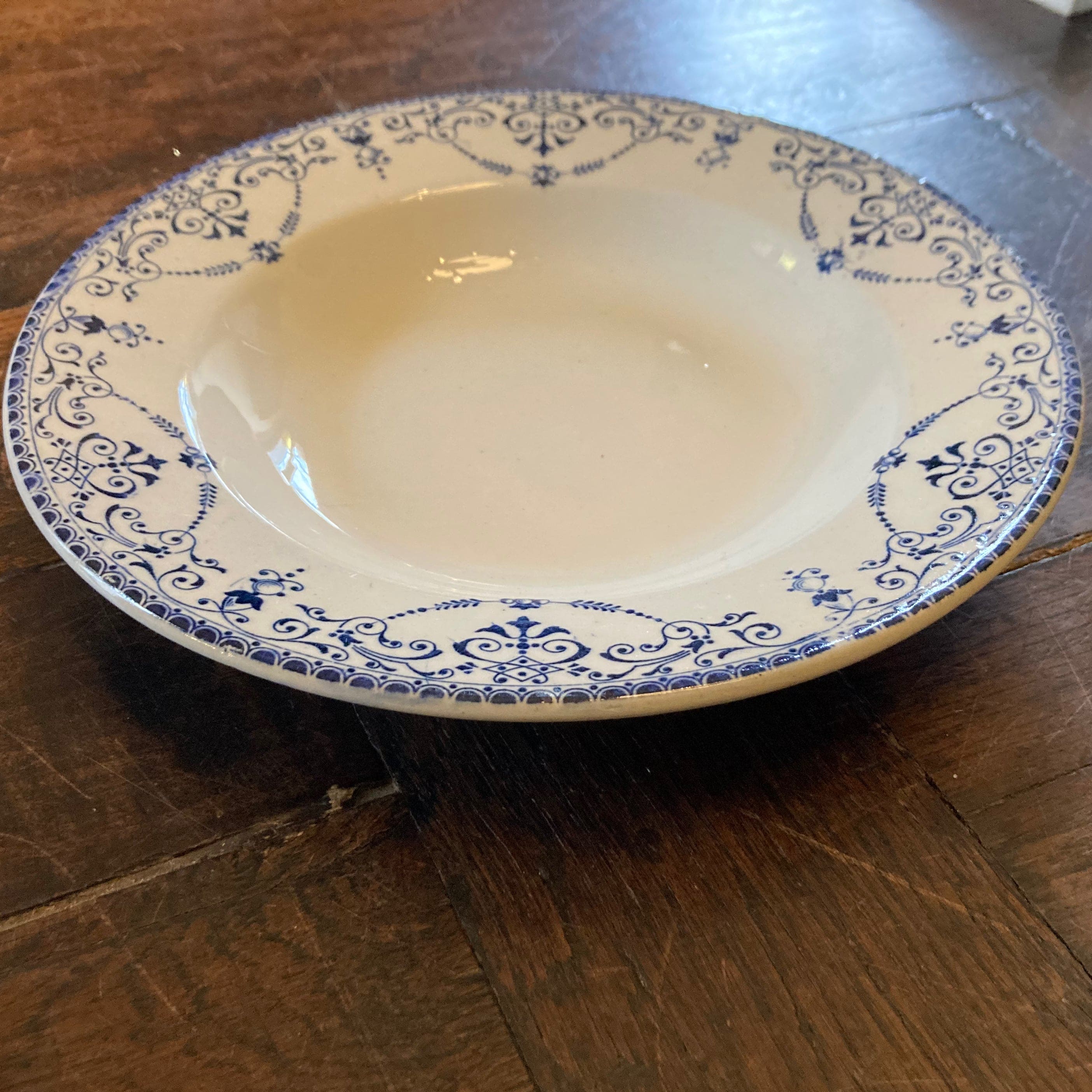 12 assiettes creuse en faience de choisy le roi décor Balzac