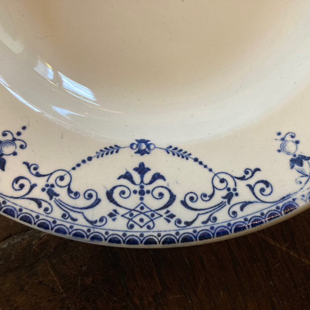 12 assiettes creuse en faience de choisy le roi décor Balzac