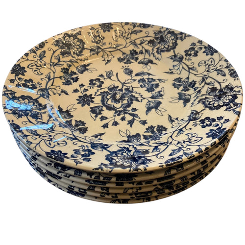 6 assiettes anciennes en faïence à décor de fleurs bleues.