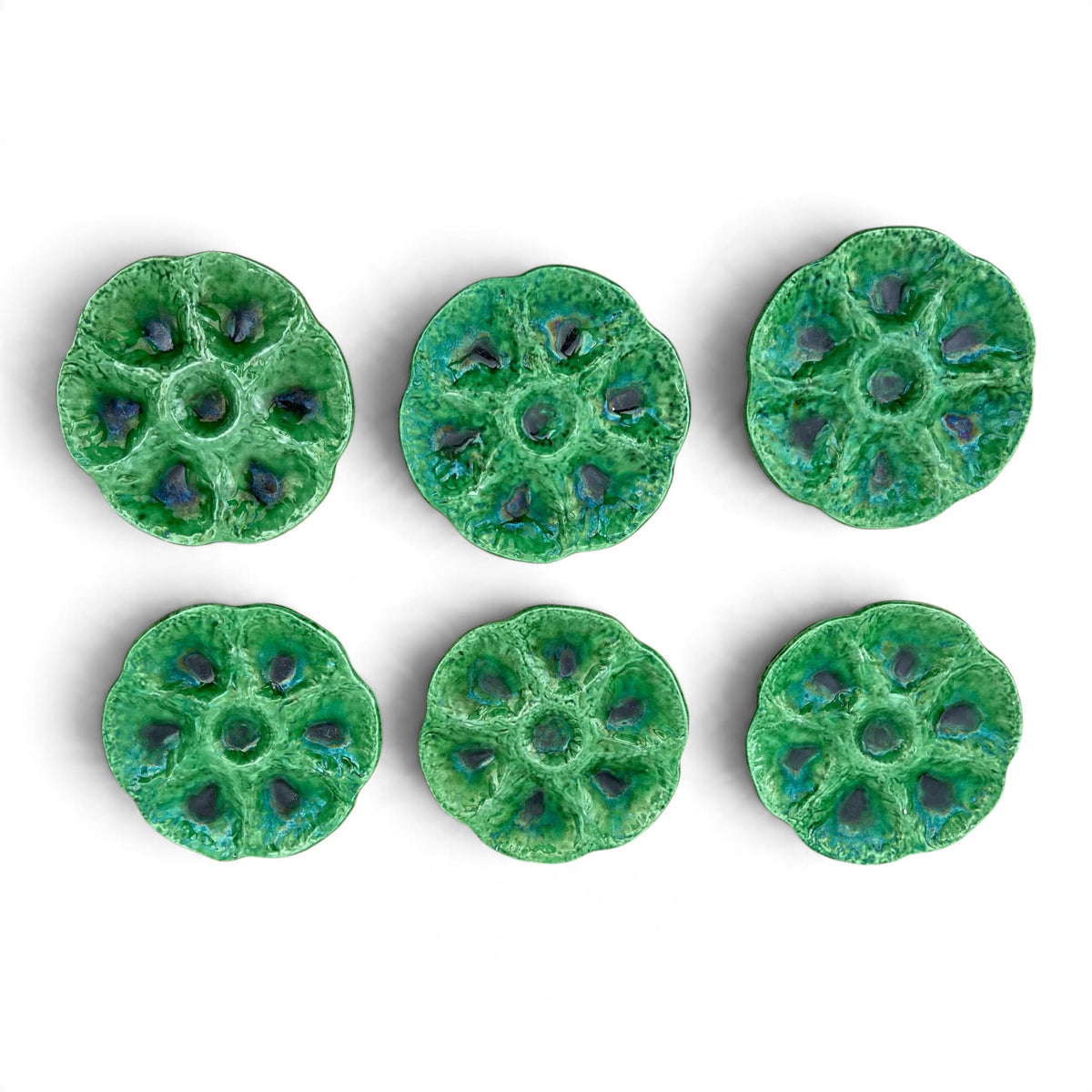 Suite de 6 assiettes à huîtres Foucard Jourdan Vallauris en céramique émaillée verte, décor vintage Vallauris à six compartiments.