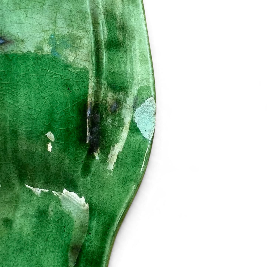 Détail d' une égrenure sous la bordure