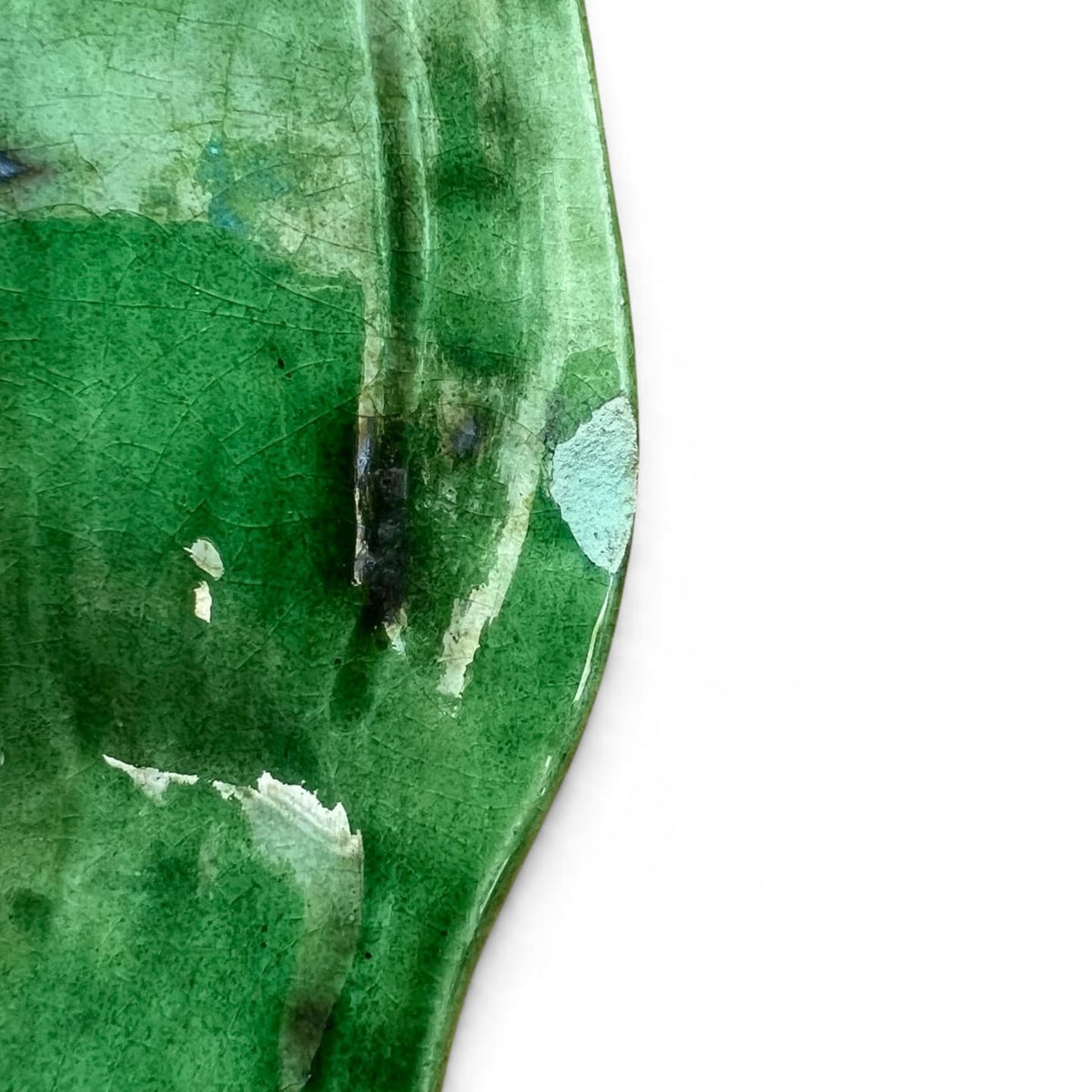 Détail d' une égrenure sous la bordure