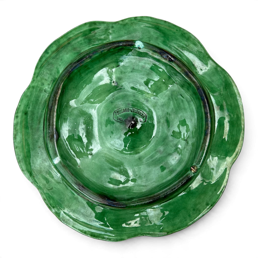 dos d' une assiette à huîtres Foucard Jourdan Vallauris en céramique émaillée verte, décor vintage Vallauris à six compartiments.