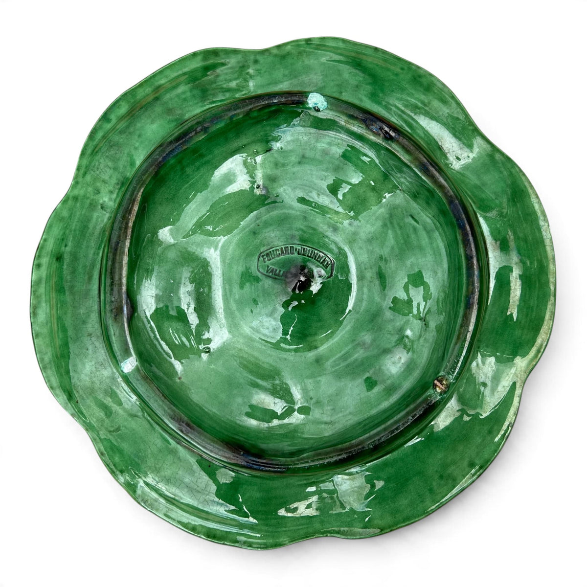 dos d' une assiette à huîtres Foucard Jourdan Vallauris en céramique émaillée verte, décor vintage Vallauris à six compartiments.