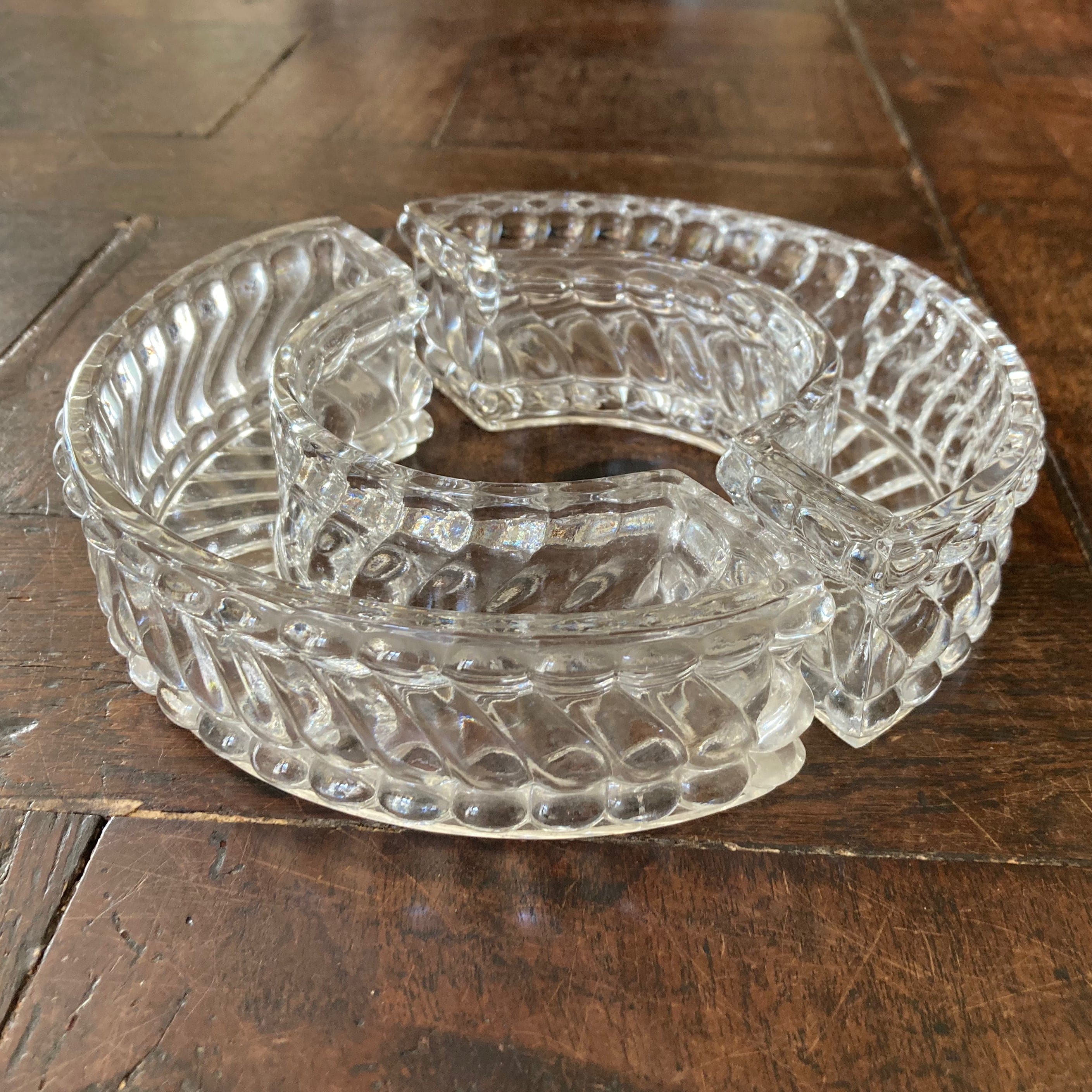 Chemin de table en cristal moulé de Baccarat modèle bambou tors.