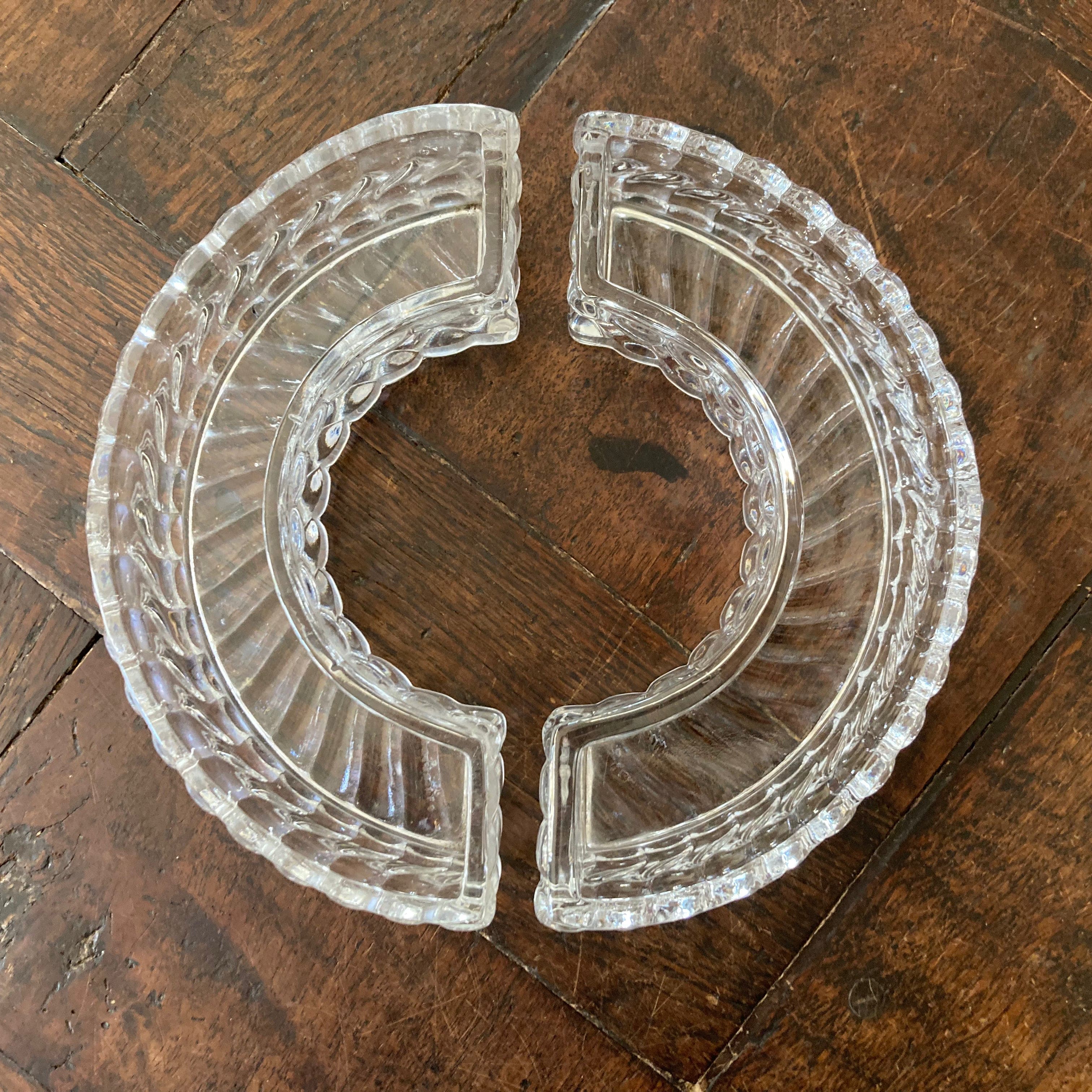 Chemin de table en cristal moulé de Baccarat modèle bambou tors.