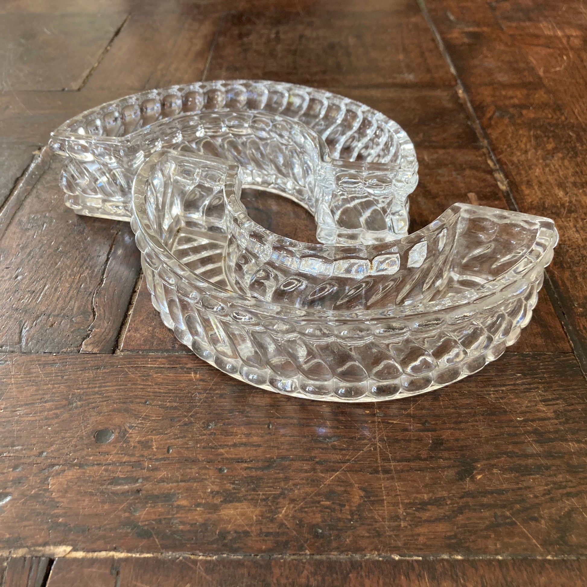 Chemin de table en cristal moulé de Baccarat modèle bambou tors.