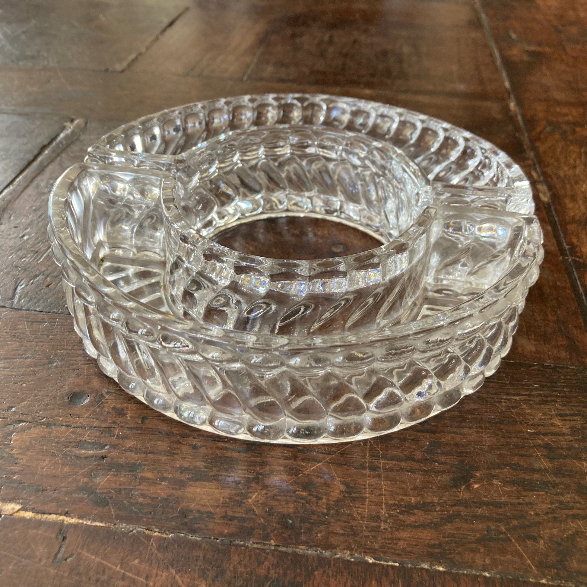 Chemin de table en cristal moulé de Baccarat modèle bambou tors.